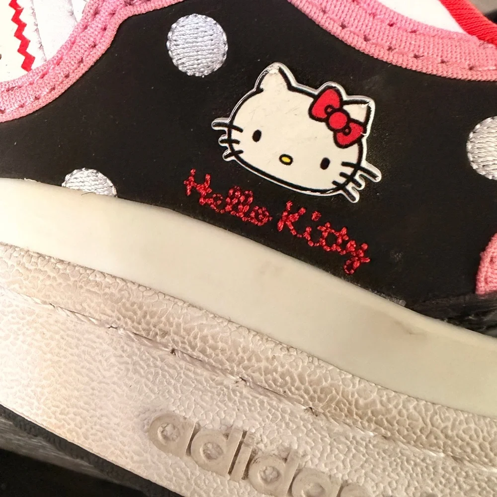 HELLO KITTY ADIDAS Black and White WITH PINK TRIM GIRLS SZ5 (sm women’s )